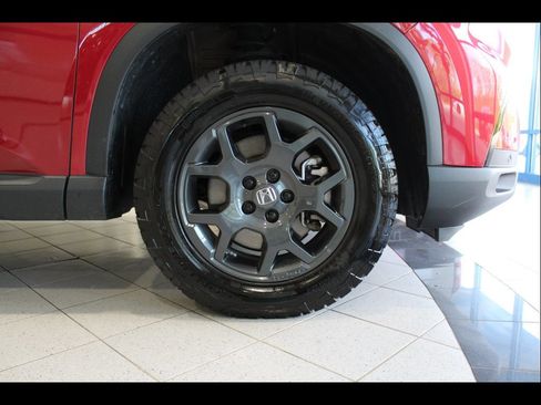 Certified 2025 Honda Pilot TrailSport image 10