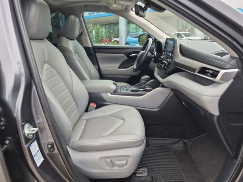 Used 2021 Toyota Highlander XLE image 25