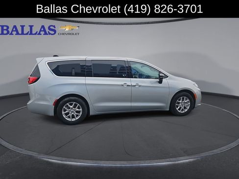 Used 2024 Chrysler Pacifica Touring-L image 9