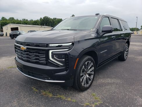 Used 2026 Chevrolet Suburban High Country RWD image 2
