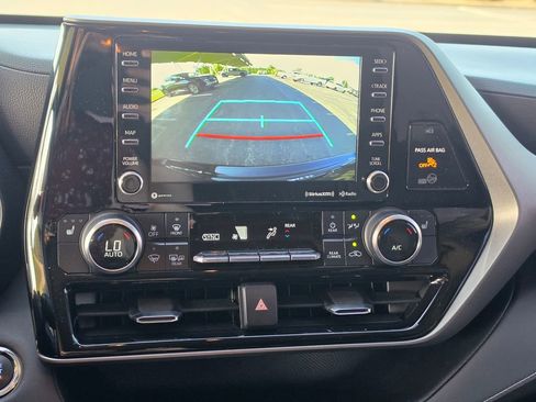 Used 2022 Toyota Highlander XLE AWD/4WD image 23