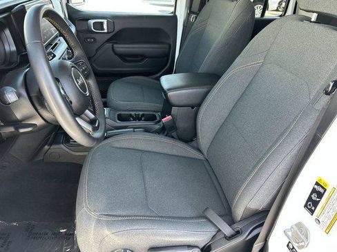 Certified 2025 Jeep Gladiator Sport AWD/4WD image 18
