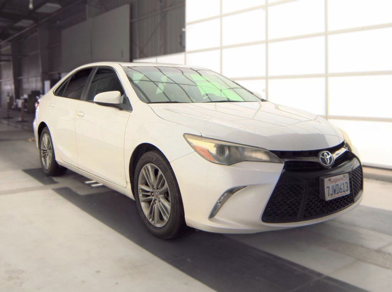 Used 2015 Toyota Camry SE w/ Moonroof Package FWD image 3
