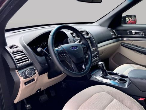 Used 2019 Ford Explorer XLT w/ Equipment Group 201A FWD image 17