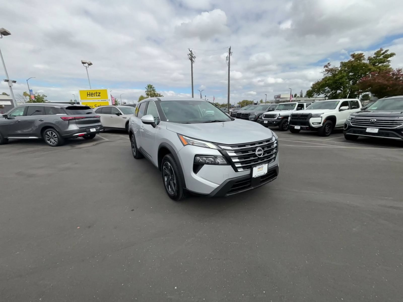 Used 2025 Nissan Rogue SV FWD image 3