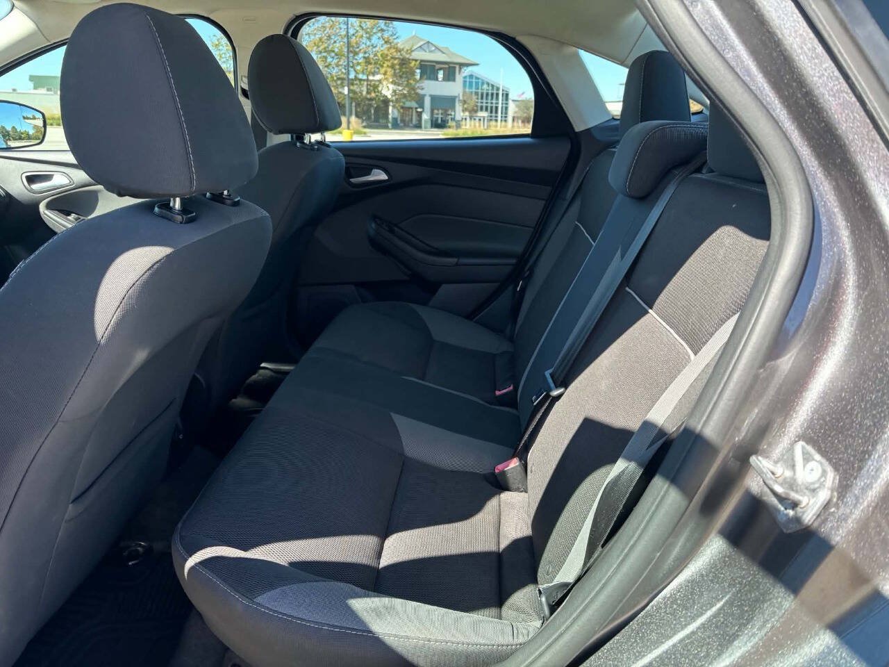 Used 2014 Ford Focus SE w/ SE Winter Package FWD image 9