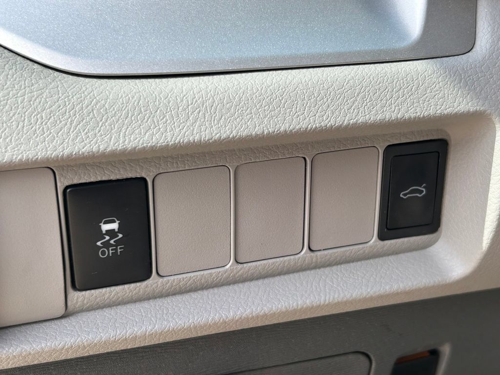 Used 2019 Toyota Sienna LE w/ LE Preferred Package FWD image 25
