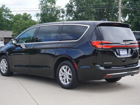 Used 2024 Chrysler Pacifica Touring-L FWD image 5