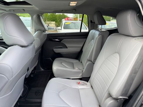 Used 2022 Toyota Highlander XLE AWD/4WD image 11