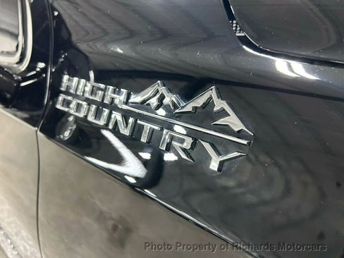 Used 2025 Chevrolet Suburban High Country AWD/4WD image 10