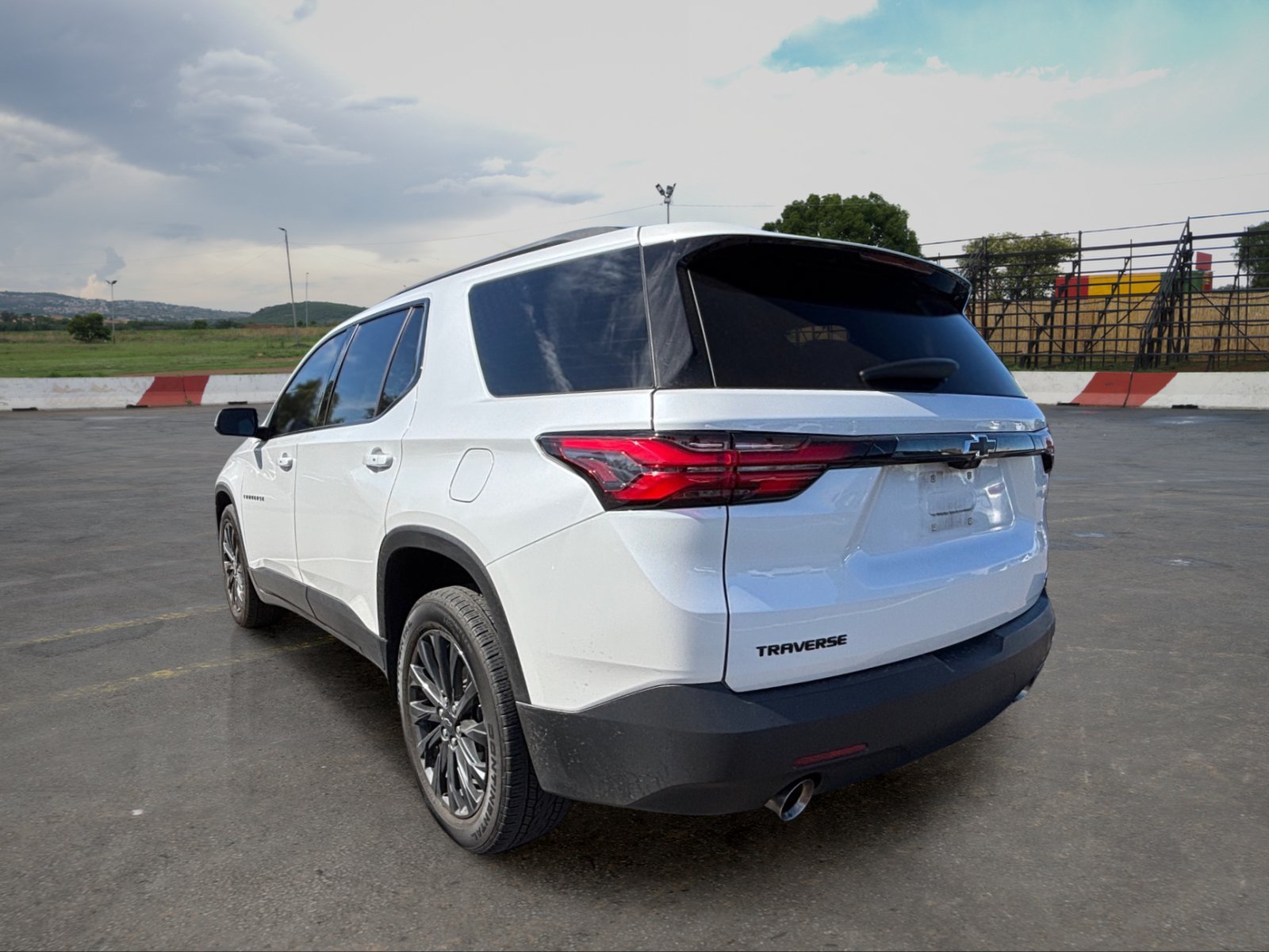 Used 2023 Chevrolet Traverse RS FWD image 4