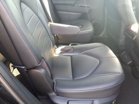 Used 2021 Toyota Highlander XLE image 17