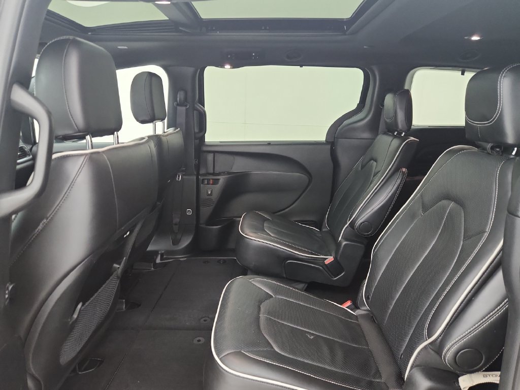 Certified 2025 Chrysler Pacifica Limited FWD image 36