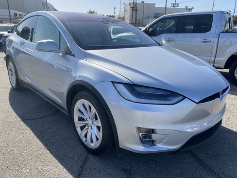 Used 2018 Tesla Model X 75D image 5
