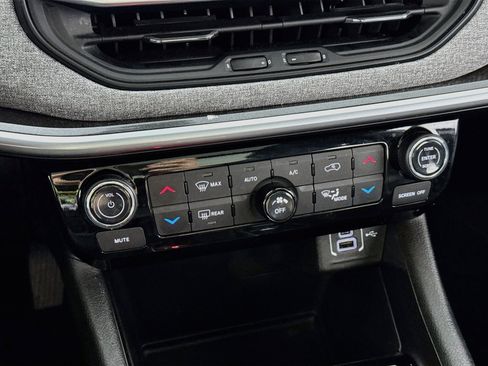 Used 2025 Jeep Compass Latitude w/ Sun & Sound Group AWD/4WD image 18