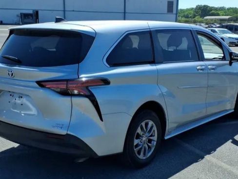 Used 2021 Toyota Sienna XLE FWD image 3