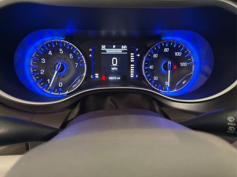 Used 2018 Chrysler Pacifica Touring-L FWD image 37