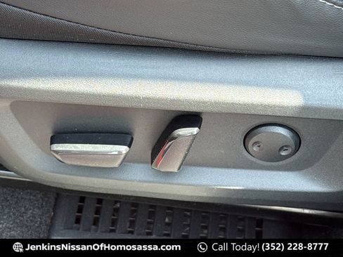 Certified 2025 Nissan Rogue SL FWD image 33