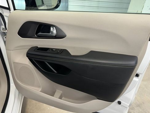 Used 2024 Chrysler Pacifica Touring-L FWD image 28