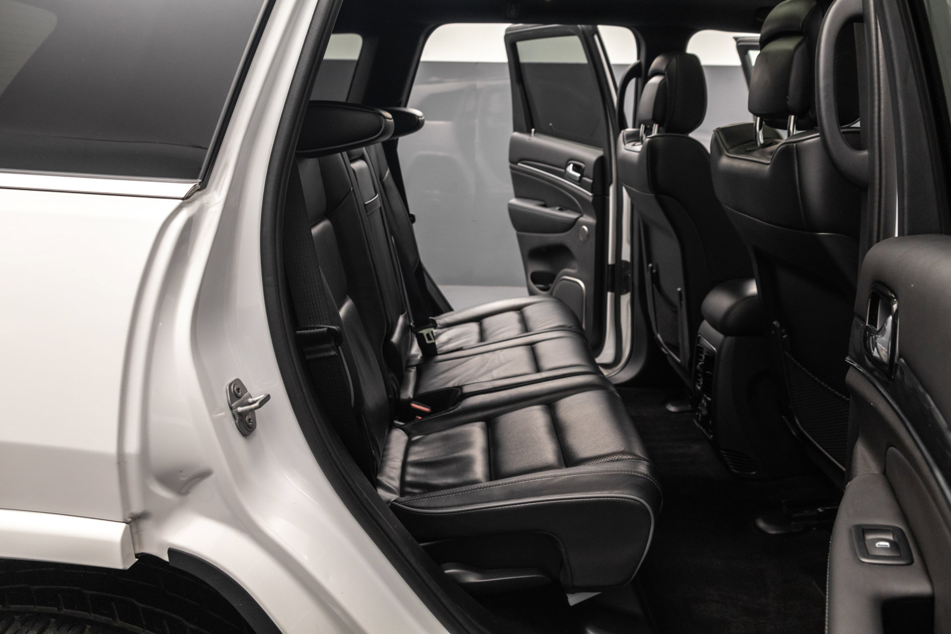 Used 2019 Jeep Grand Cherokee Overland AWD/4WD image 30