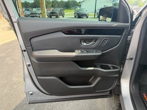 Used 2025 Honda Pilot TrailSport image 13