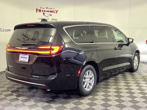 New 2026 Chrysler Pacifica Select image 3
