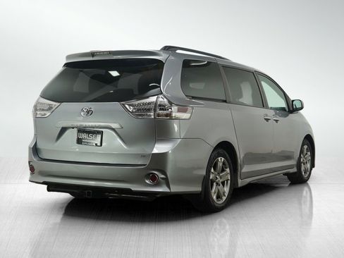 Used 2016 Toyota Sienna SE Premium image 5