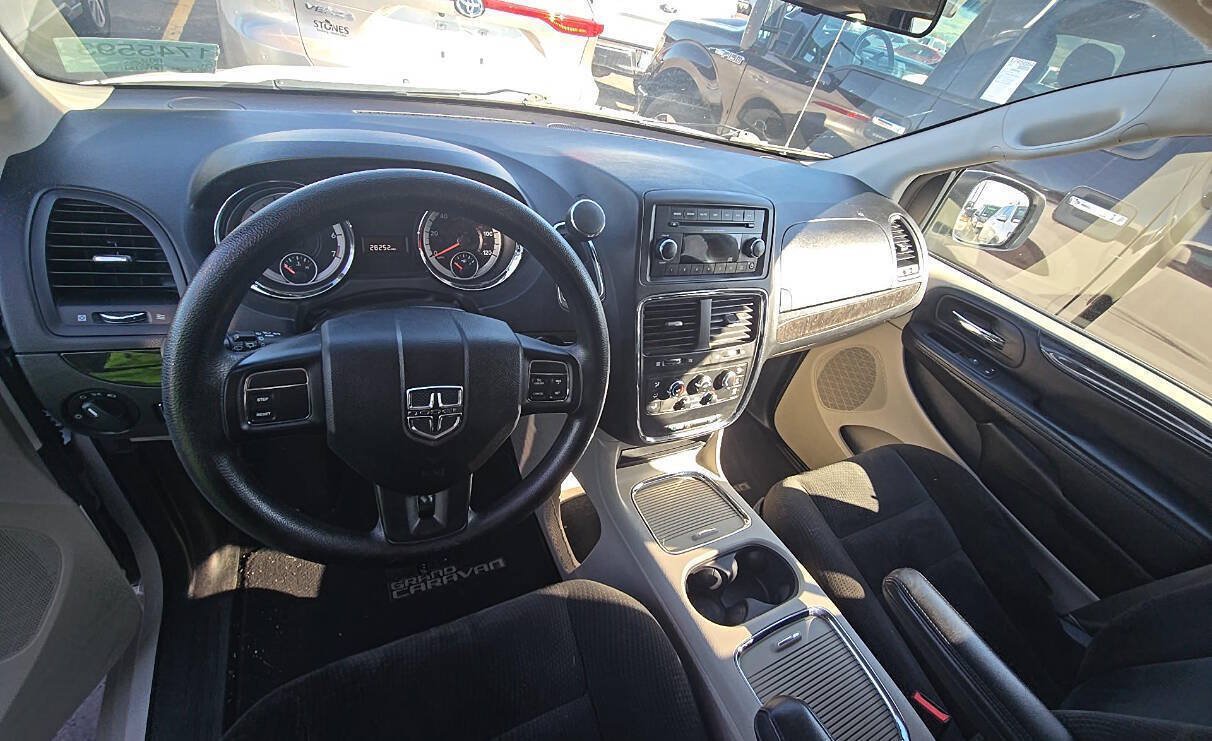 Used 2016 Dodge Grand Caravan SXT FWD image 13