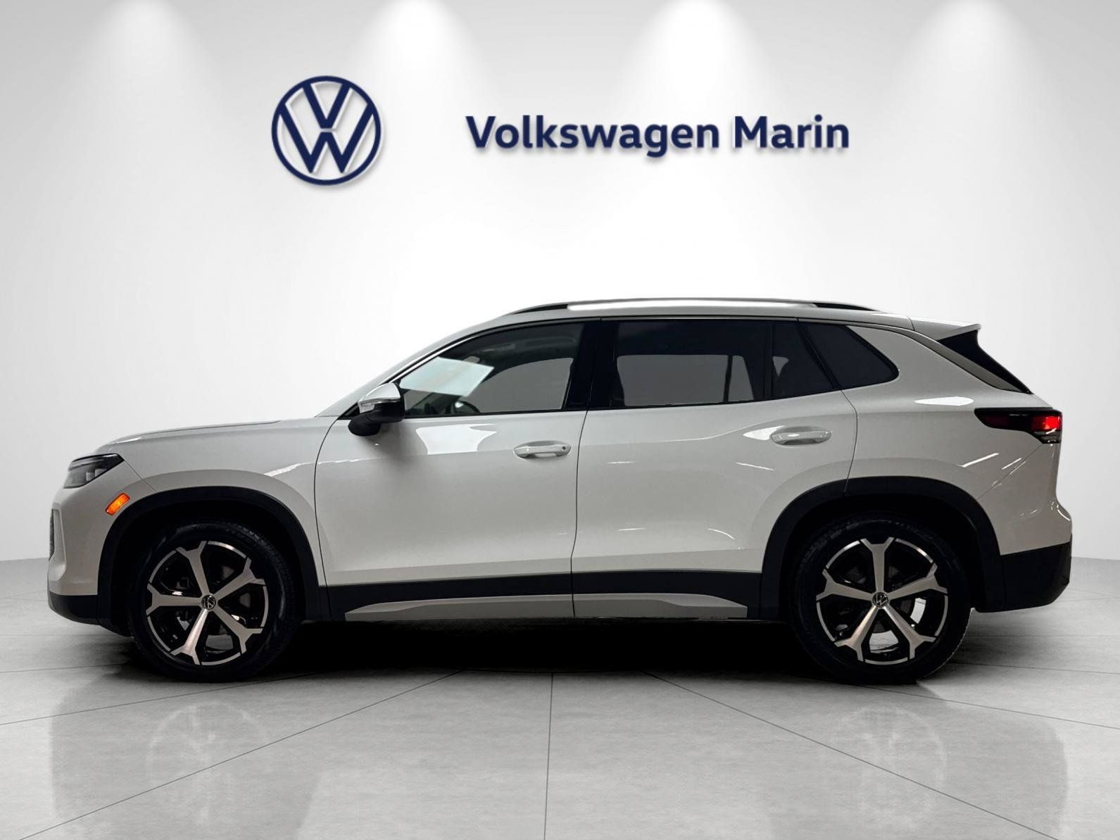 Used 2026 Volkswagen Tiguan SE w/ Panoramic Sunroof Package FWD image 2