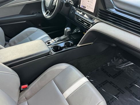 Used 2025 Toyota Camry SE w/ Convenience Package image 16