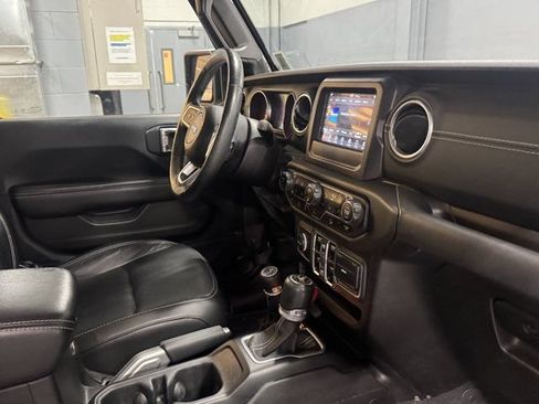 Used 2018 Jeep Wrangler Unlimited Sahara w/ Dual Top Group AWD/4WD image 27
