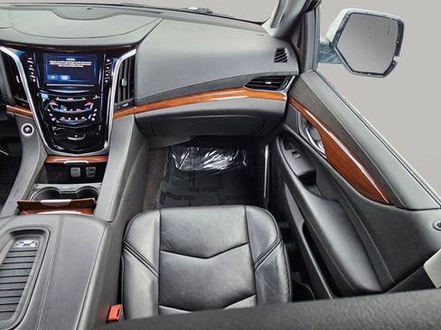 Used 2019 Cadillac Escalade ESV Premium Luxury image 4