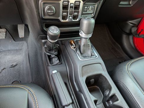 Used 2024 Jeep Wrangler Unlimited Sahara AWD/4WD image 19