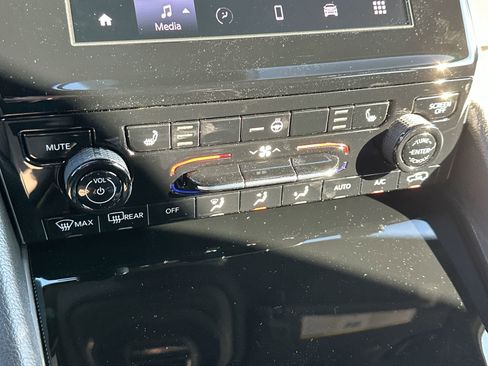 New 2025 Jeep Grand Cherokee L Altitude image 18