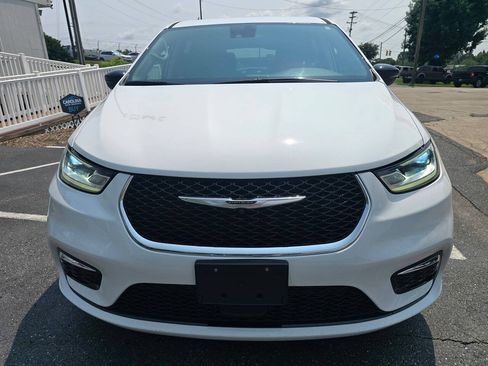Used 2024 Chrysler Pacifica Limited FWD image 9