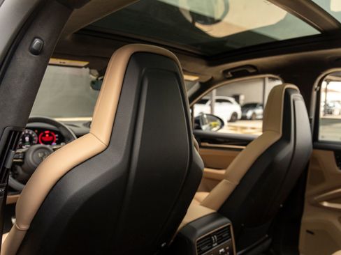 Certified 2025 Porsche Cayenne Turbo AWD/4WD image 27