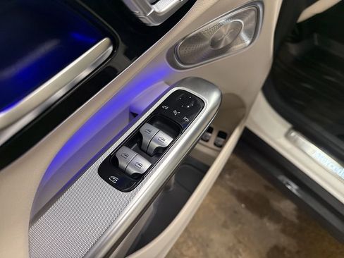 Used 2025 Mercedes-Benz GLC 350e GLC 350e image 11