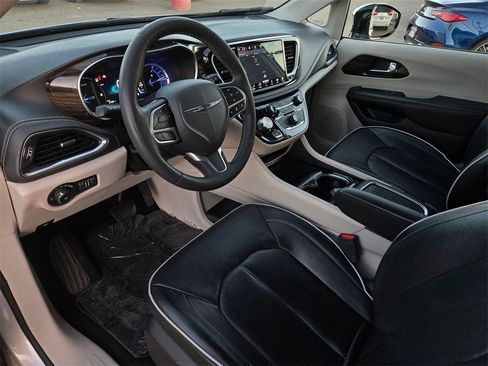 Used 2023 Chrysler Pacifica Limited image 9