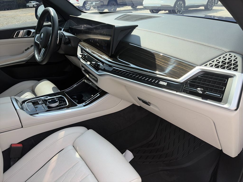 Used 2025 BMW X5 M60i AWD/4WD image 33