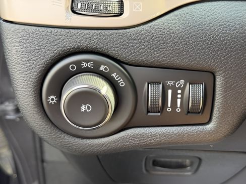 Used 2016 Jeep Cherokee Latitude w/ Cold Weather Group FWD image 28