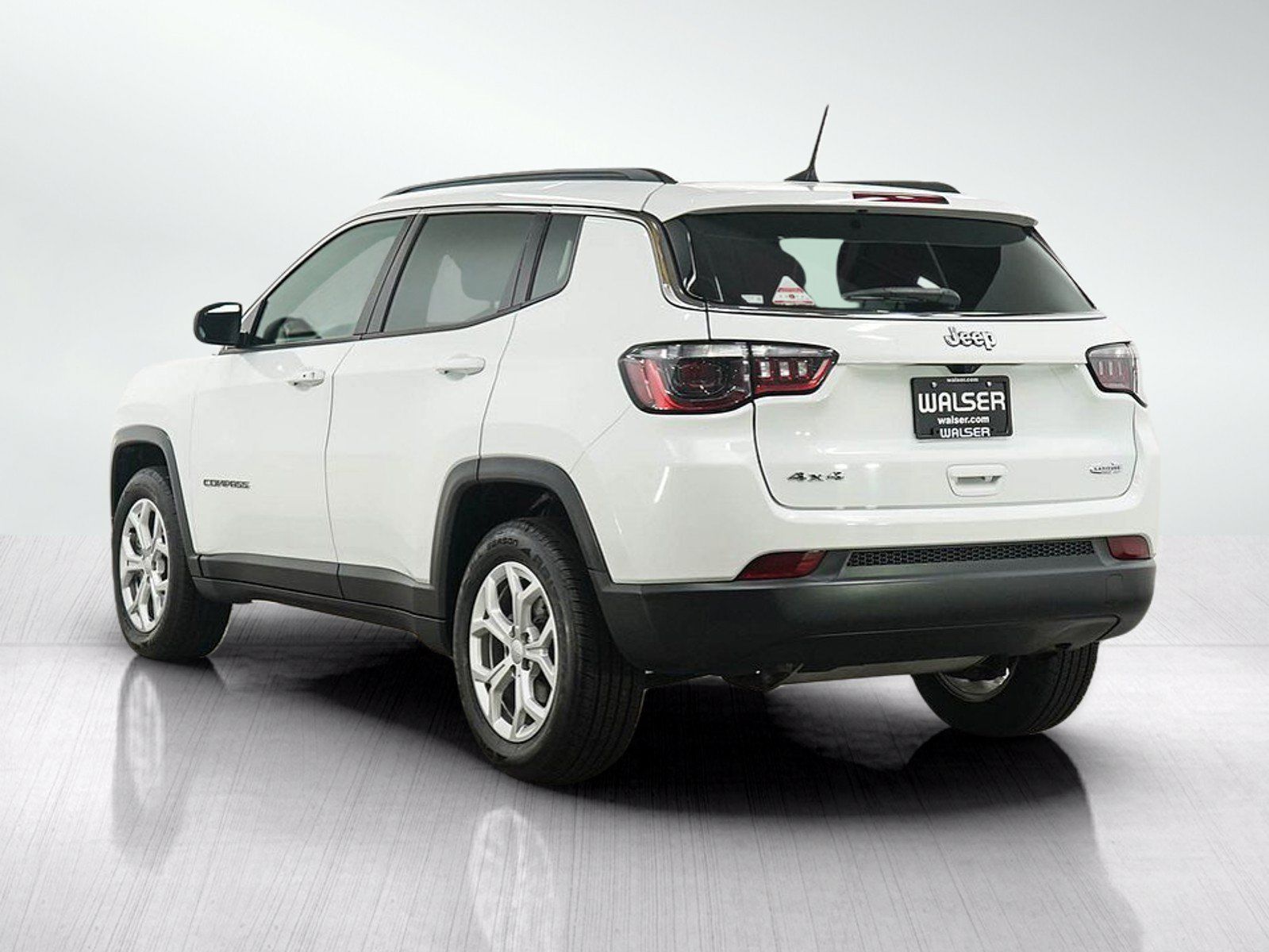 Used 2024 Jeep Compass Latitude AWD/4WD image 3
