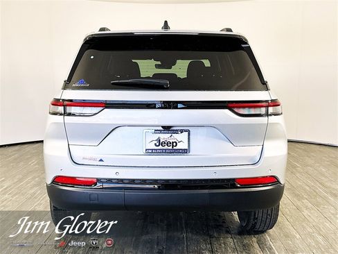 New 2025 Jeep Grand Cherokee Altitude image 5