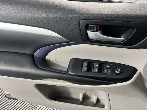 Used 2019 Toyota Highlander XLE image 22