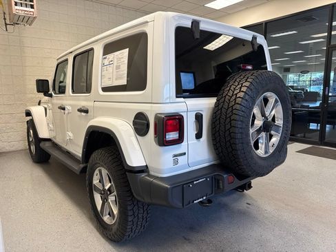 Used 2021 Jeep Wrangler Unlimited Sahara AWD/4WD image 3