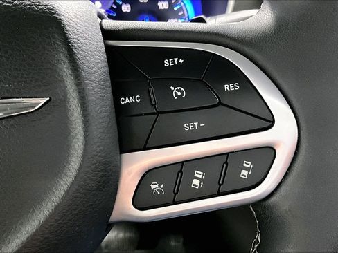 Used 2023 Chrysler Pacifica Touring-L image 13