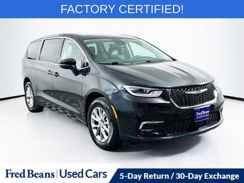 Used 2023 Chrysler Pacifica Touring-L w/ Uconnect Theater Family Group AWD/4WD image 1