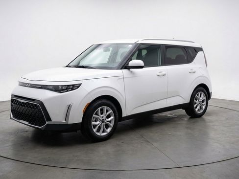 Used 2025 Kia Soul LX w/ LX Technology Package FWD image 3