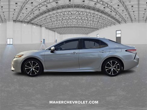 Used 2019 Toyota Camry L image 4