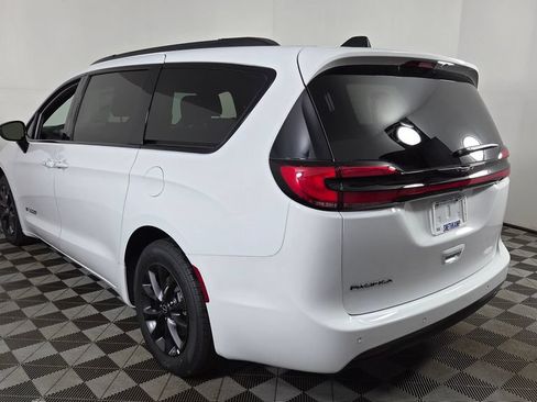 New 2025 Chrysler Pacifica Select w/ Fav Edition Package FWD image 5