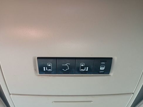 Used 2014 Chrysler Town & Country Touring image 28